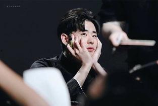 娱乐圈吃瓜爆料张云雷,娱乐圈风云再起，吃瓜爆料揭秘幕后真相